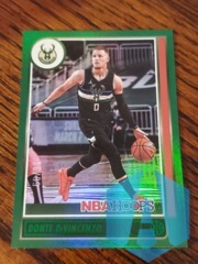 2021-22 Panini NBA Hoops Neon Green Donte DiVincenzo #93