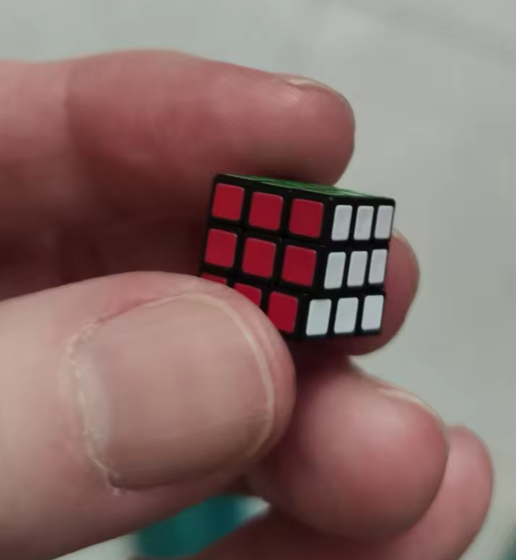 World’s Smallest Rubik’s Cube10mm / 0.4” Cube Lab