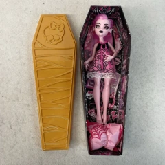 Monster High Buried Secrets: Draculaura - Cozy Creepover (Complete)