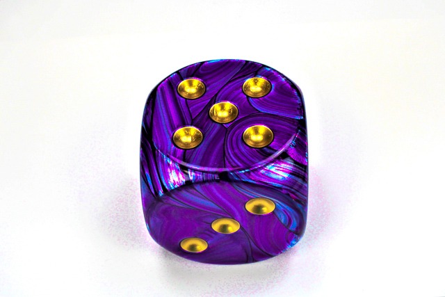 Lustrous® 50mm w/pips Purple/gold d6 DL5097