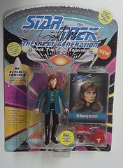 RJ1124: AUTOGRAPH: Star Trek : The Next Generation: Dr. Beverly Crusher: Playmates: 6019: 1993