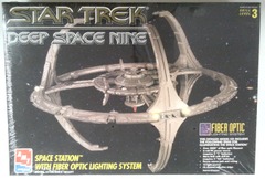 RJ0536: Star Trek: Deep Space Nine: Space Station with Fiber Optic Lighting System: 8764: AMT ERTL: 1995